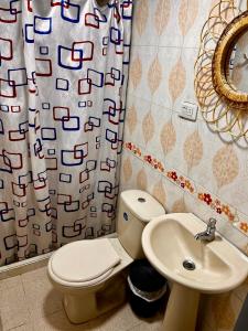 Koupelna v ubytování Hotel El Progreso - Económico, Central y Familiar en Armenia