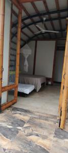 une tente avec un lit dans une chambre dans l'établissement Casa quinta con psicina, à Estación El Salto