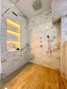 bagno con doccia e parete in marmo di ADDA Pacasmayo a Pacasmayo