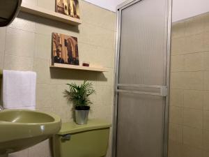 Koupelna v ubytování El Solar Hostel - Comuna 13, graffitour + 16 fotografií