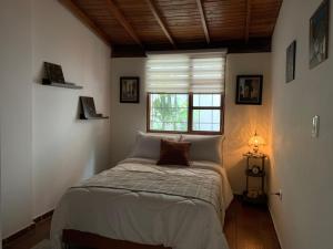 Postel nebo postele na pokoji v ubytování El Solar Hostel - Comuna 13, graffitour