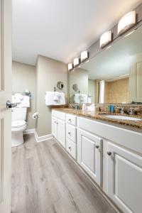 Vannituba majutusasutuses Dunes Village Resort Year Long Water Parks 3 Bed 2 Bath Ocean View Condo