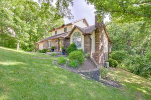 Κήπος έξω από το 3 Mi to Dtwn Jefferson City Family Home with Deck