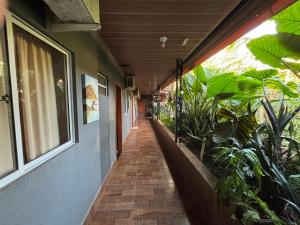 un pasillo vacío de un edificio con plantas en Caminho das cataratas, en Foz do Iguaçu