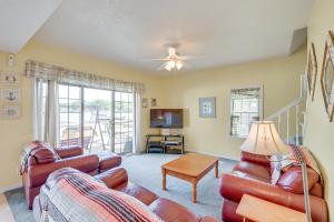 Televisyen dan/atau pusat hiburan di Lakefront Warsaw Home with Private Dock and Golf Cart