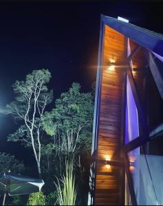 Ponte AltaにあるChalé Montem Verde I Serra Catarinenseの背景に木々がある家の夜景 +4枚の写真