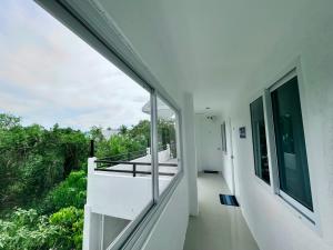 desde el balcón de una casa con ventana en Lycanhikers Apartments, en Panglao