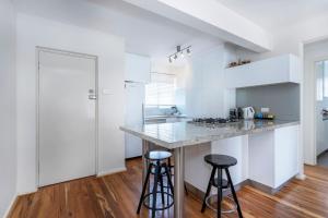 Η κουζίνα ή μικρή κουζίνα στο Cottesloe Seadragon Apartment +7 φωτογραφίες