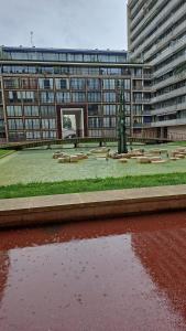 Un gran edificio con una fuente delante. en Paris 16eme vista a la torre eiffel, en Boulogne-Billancourt 7 fotos más