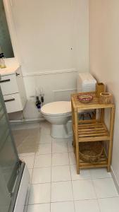 Baño blanco con aseo y mesa en Paris 16eme vista a la torre eiffel, en Boulogne-Billancourt
