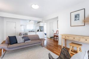 Χώρος καθιστικού στο Cottesloe Seadragon Apartment