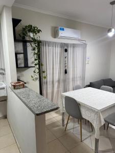 a kitchen and dining room with a table and chairs at DPTO BOULEVARD GALVEZ CON COCHERA, Santa Fe in Santa Fe