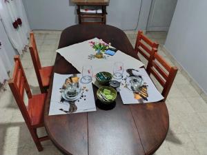 a table with two chairs and a plate of food at Casa del Arbol in San Fernando del Valle de Catamarca