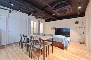 TV/trung tâm giải trí tại Steps from Shibuya Crossing B