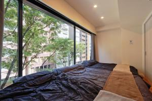 Giường trong phòng chung tại Steps from Shibuya Crossing B