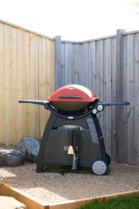 - un grill installé dans la cour à côté d'une clôture dans l'établissement Dunes Getaway - Coastal Luxury Meets Laid Back Living, à Torquay