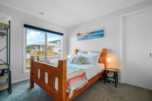 une chambre avec un lit et une fenêtre dans l'établissement Dunes Getaway - Coastal Luxury Meets Laid Back Living, à Torquay