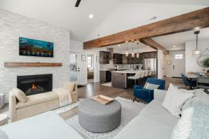 un soggiorno con divano e camino di Silly Goose Lodge a Granby