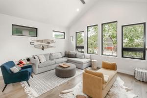 un soggiorno con pareti e finestre bianche di Silly Goose Lodge a Granby