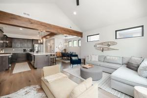 un soggiorno con divano e cucina di Silly Goose Lodge a Granby Altre 66 foto