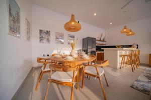 Una cocina y un comedor con mesa y sillas de madera. en Villa Intisar - luxury oasis in Canggu, en Canggu