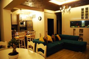 ブラショヴにあるClassic Apartmentのリビングルーム(緑のソファ、テーブル付)