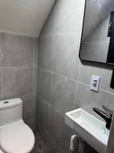 a bathroom with a toilet and a sink at Casa Na-há in Tuxtla Gutiérrez