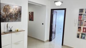 Knihovna v apartmánu + 4 fotografie