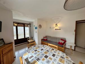 TV a/nebo společenská místnost v ubytování Appartement cosy avec balcon et vue sur parc - FR-1-515-230