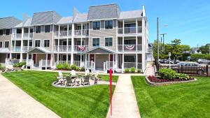 una casa grande con césped delante en Capers Unit 803, en Cape May
