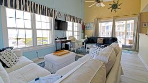 sala de estar con sofás blancos y sofá en Capers Unit 803, en Cape May