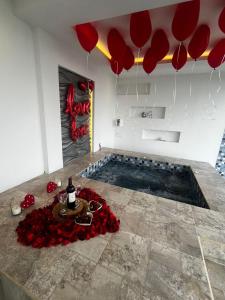 a room with a pool with red flowers and balloons at BALCÓN DE SANTA MARÍA 2 in Dosquebradas