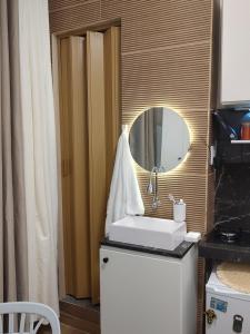 un baño con lavabo y espejo en Studio 203 para a Cop 30, en Belém 41 fotos más