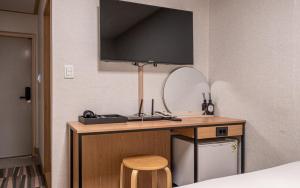 TV a/nebo společenská místnost v ubytování Peanut Hotel Myeongdong