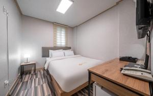 Postel nebo postele na pokoji v ubytování Peanut Hotel Myeongdong