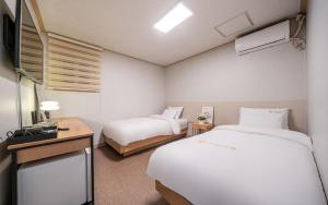Postel nebo postele na pokoji v ubytování Peanut Hotel Myeongdong