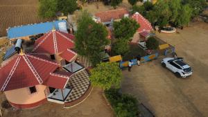 een uitzicht op een huis met rode daken bij Dholavira Homestay in Gadhada +8 foto's