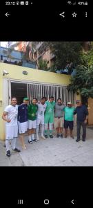 un groupe d'hommes debout devant un bâtiment dans l'établissement Espaço Inteiro Oscar Freire Capacidade grupo até 30 hóspedes, à São Paulo