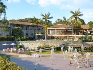 a fountain in front of a resort with a building at Pyreneus Residence in Pirenópolis