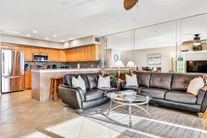 una sala de estar con un sofá y una mesa en Oceanside 203, en Clearwater Beach