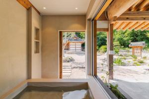 清州市Luxury Hanok Sangseon Heritage Hanok-G的带浴缸的房屋内部景观