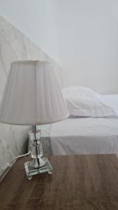 a lamp sitting on a table next to a bed at Apartamento no centro de Boa Vista in Boa Vista