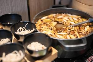 ホテルの敷地内または近くでの食事または食べ物