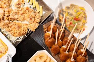 松本市にあるTabino Hotel lit Matsumoto Milky white Onsenの串焼き盛り