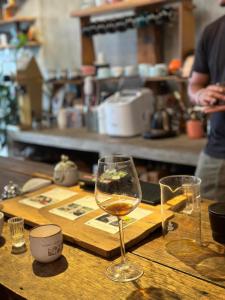 - deux verres de vin assis sur une table en bois dans l'établissement Cô Ba Homestay Măng Đen, à Kon Von Kla