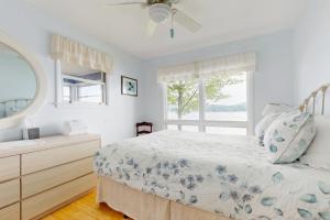 Una cama o camas en una habitación de Loon Watch