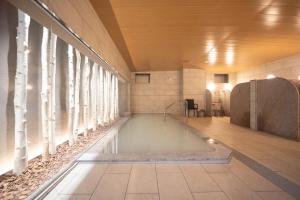 松本市にあるTabino Hotel lit Matsumoto Milky white Onsenの建物の真ん中にある水たまり