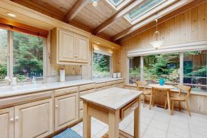 Gallery image of Surfwood Sanctuary in Mendocino +24 photos