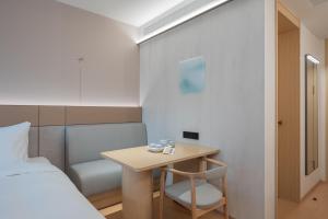 Ein Bett oder Betten in einem Zimmer der Unterkunft 全季北京亦庄荣华南路酒店