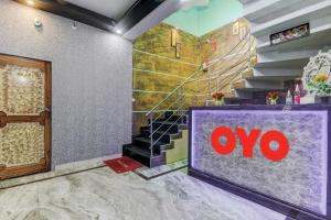 a lobby with a omo sign next to a staircase at Super Hotel O Kiara Villa Matiyari Chauraha Chinhat Bus Stop in Chinhat